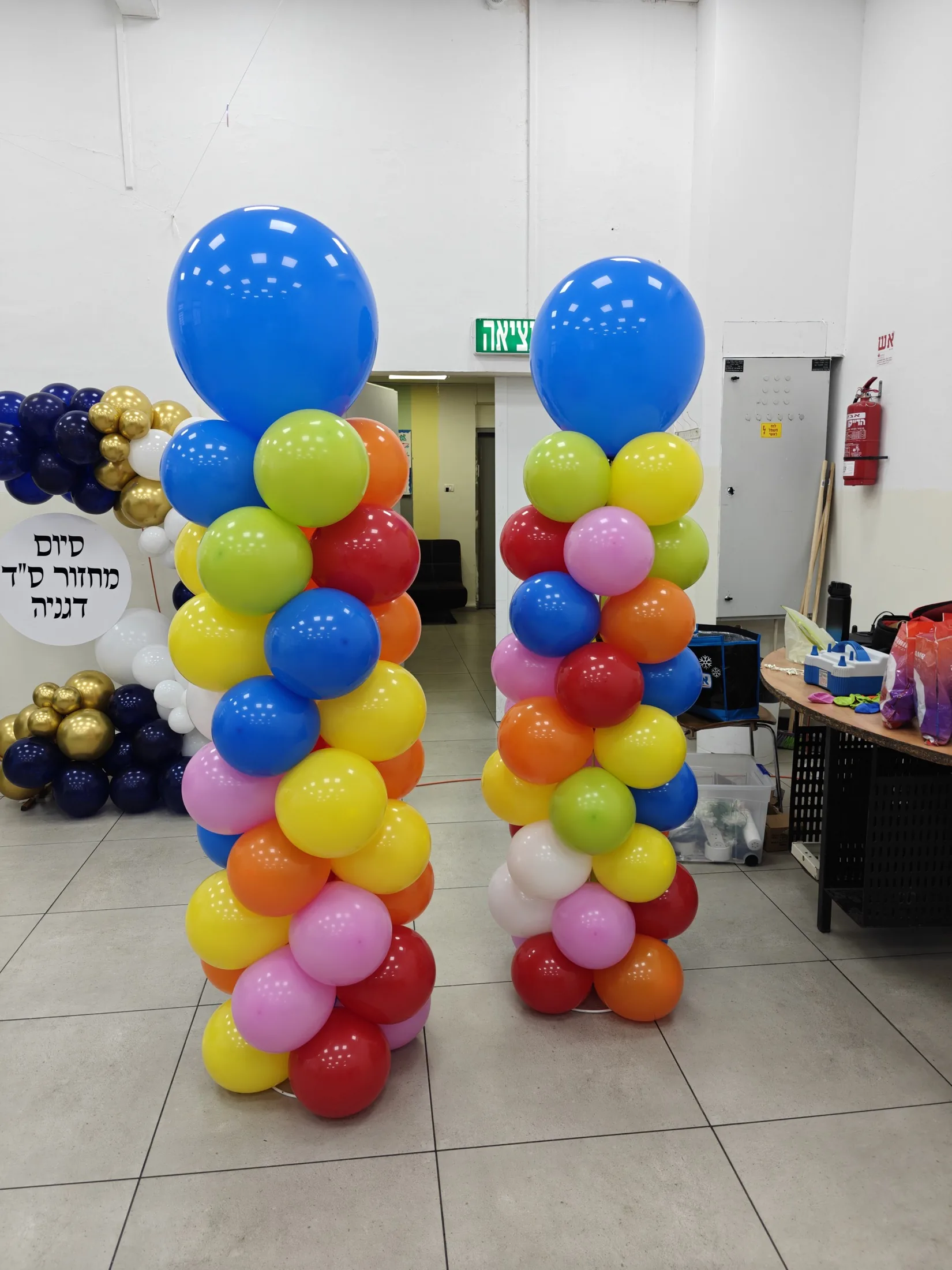 קיר בלונים לאירוע חברה עם צבעי מותג