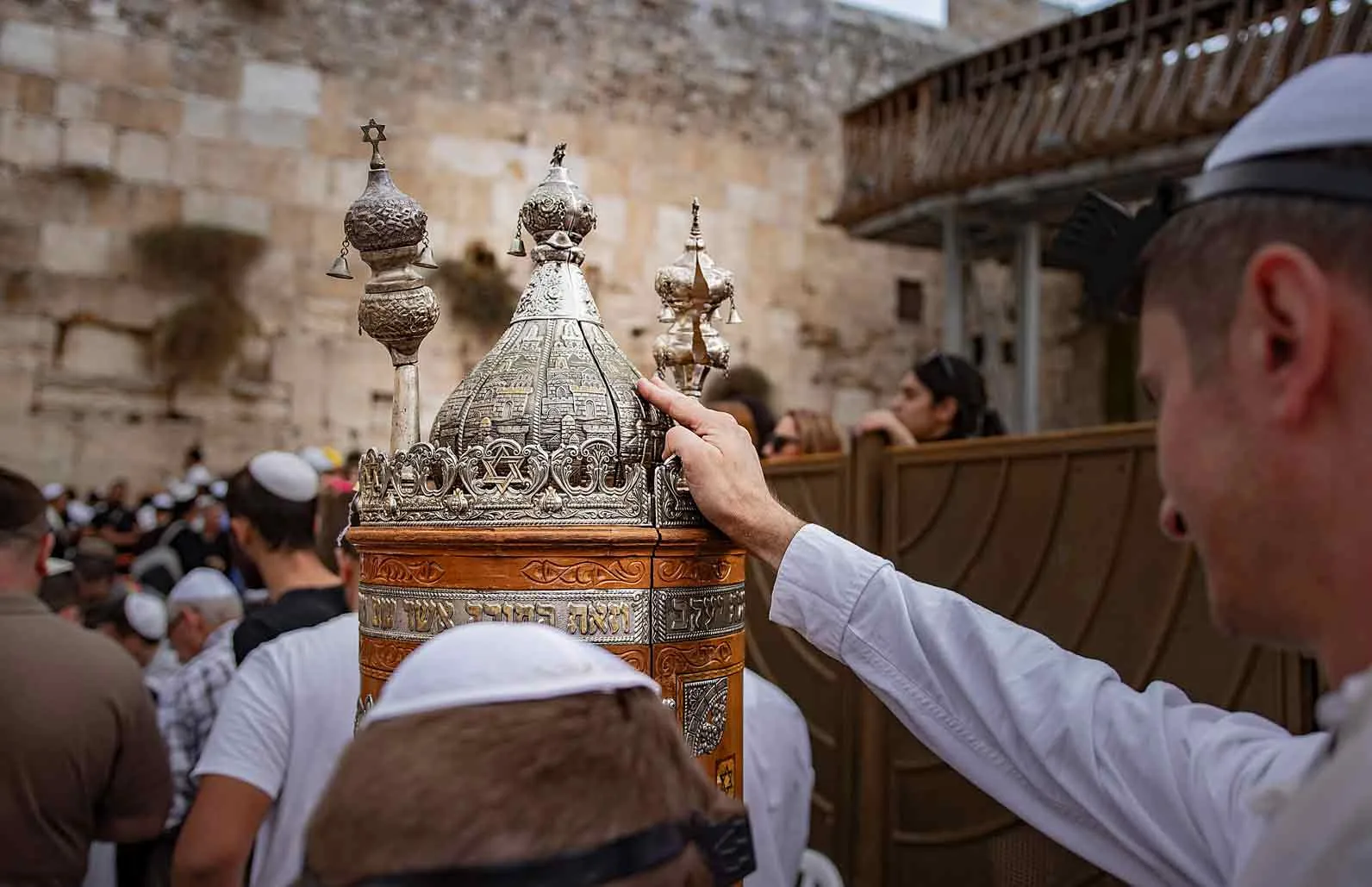 עלייה לתורה לבר מצווה — טקס עלייה לתורה, משפחה ואורחים בכותל