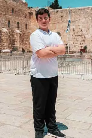 עלייה לתורה לבר מצווה — טקס עלייה לתורה, משפחה ואורחים בכותל