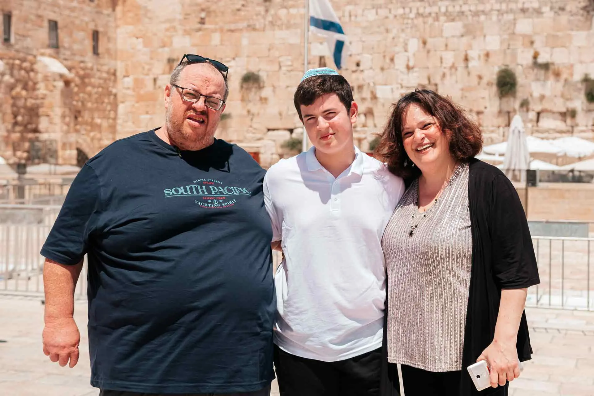 עלייה לתורה לבר מצווה — טקס עלייה לתורה, משפחה ואורחים בכותל