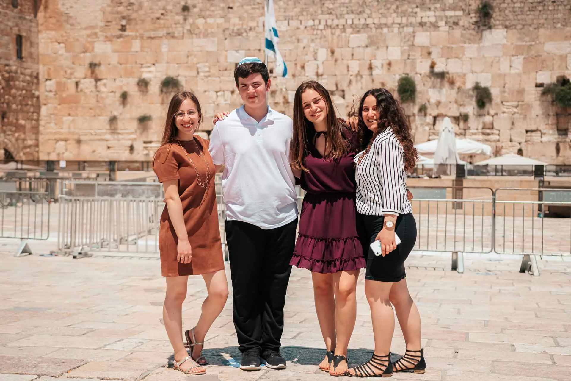 עלייה לתורה לבר מצווה — טקס עלייה לתורה, משפחה ואורחים בכותל
