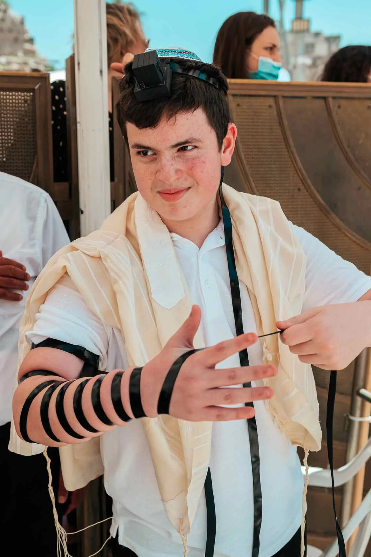 עלייה לתורה לבר מצווה — טקס עלייה לתורה, משפחה ואורחים בכותל