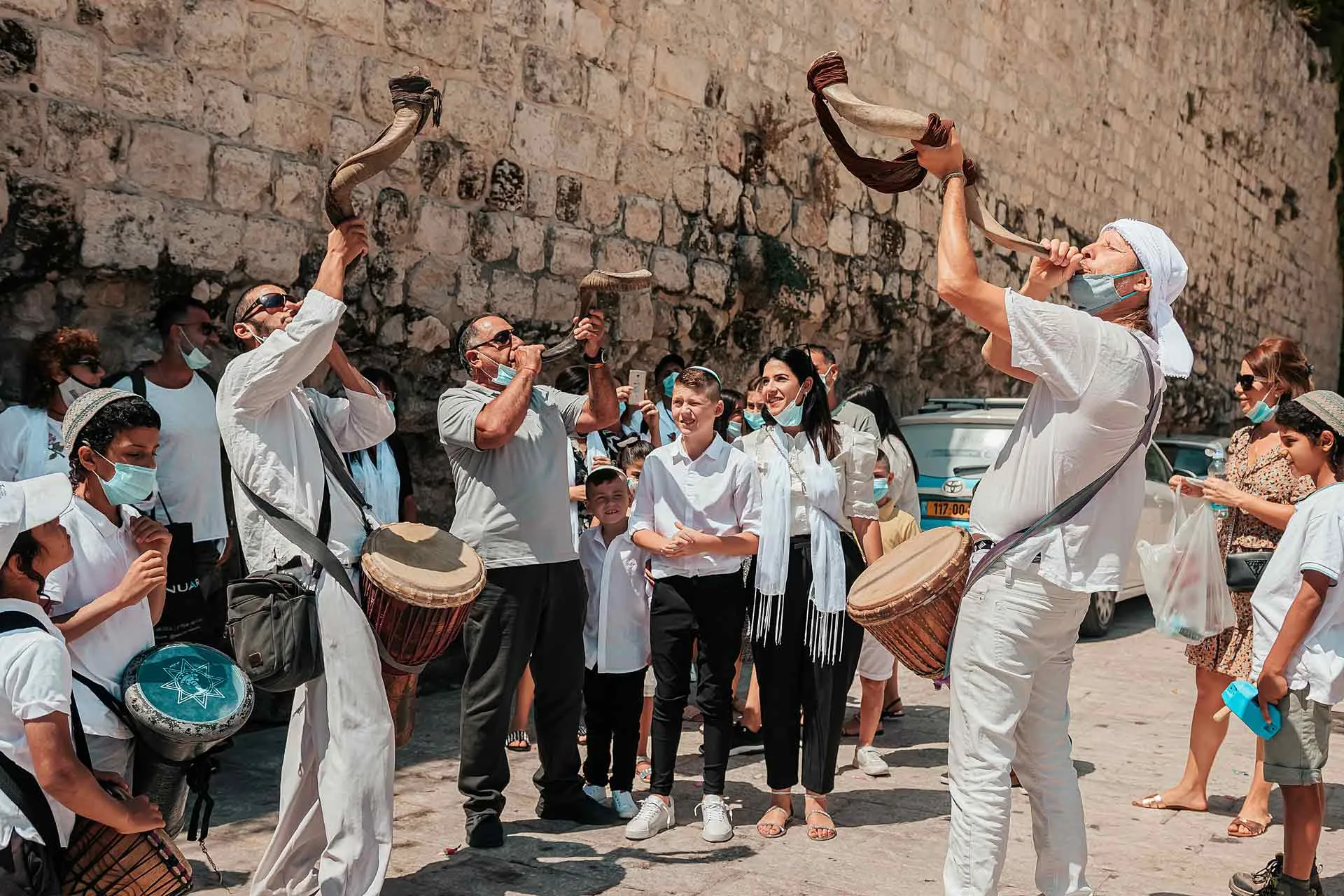 עלייה לתורה לבר מצווה — טקס עלייה לתורה, משפחה ואורחים בכותל