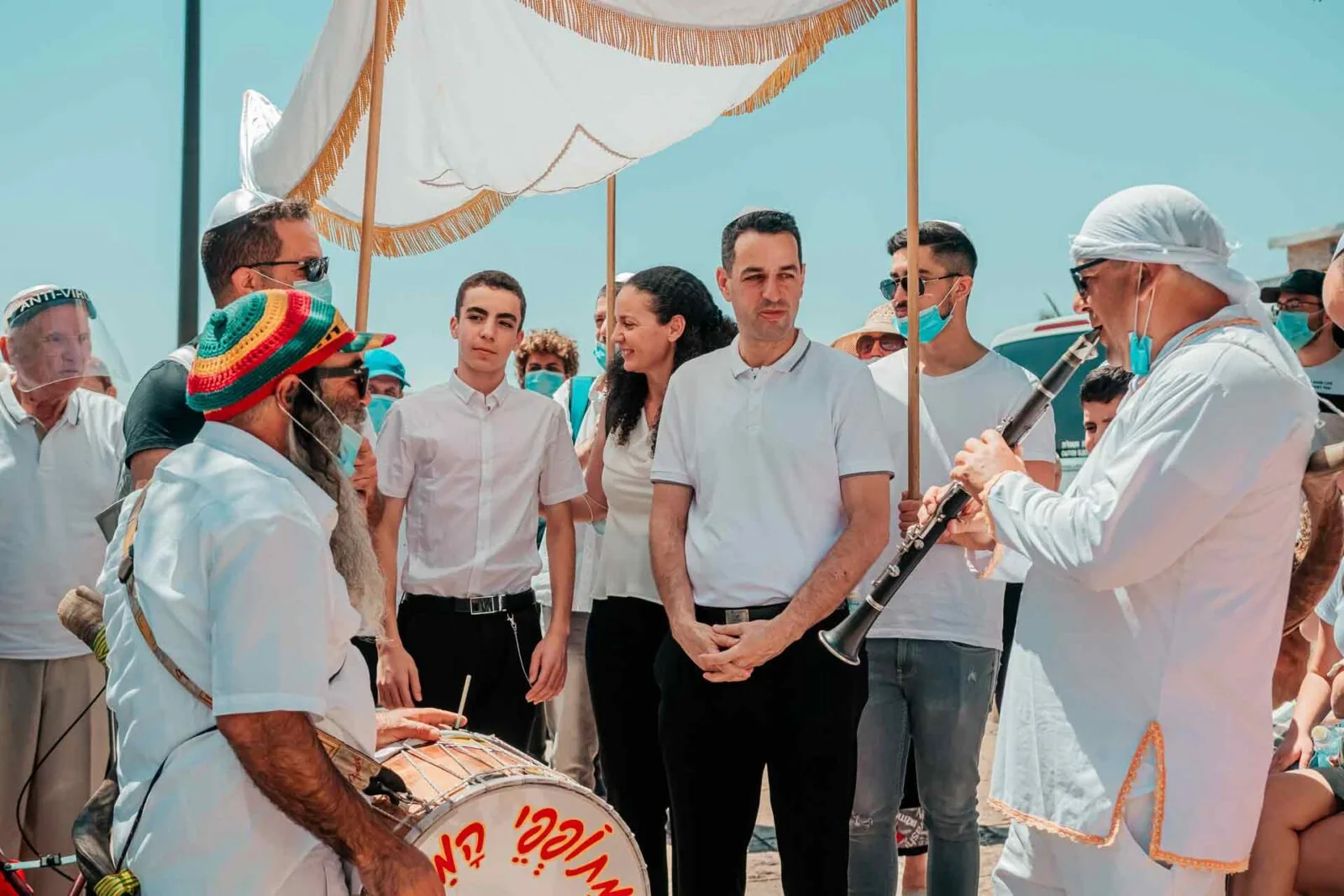 עלייה לתורה לבר מצווה — טקס עלייה לתורה, משפחה ואורחים בכותל