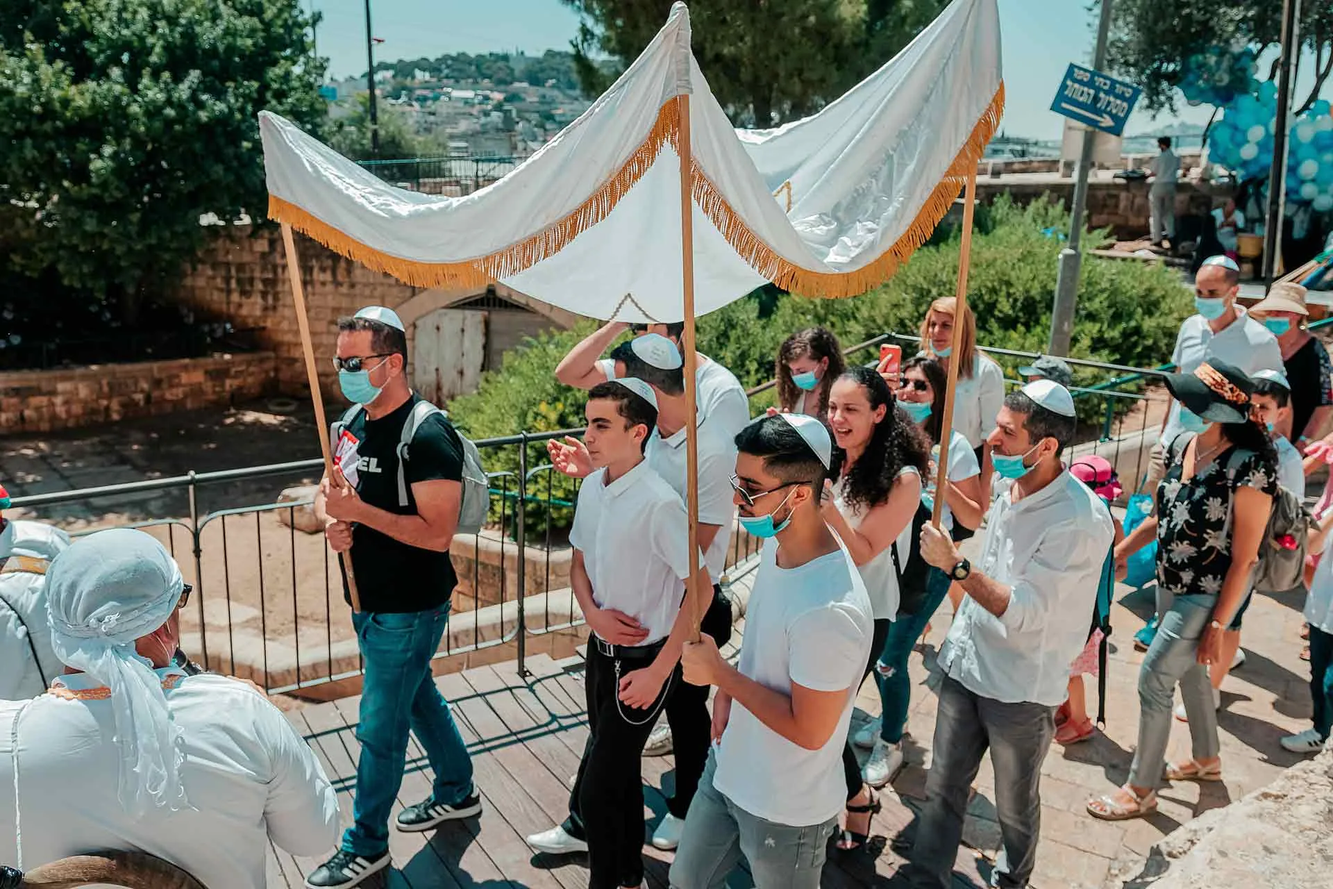 עלייה לתורה — טקס עלייה לתורה, משפחה ואורחים בכותל