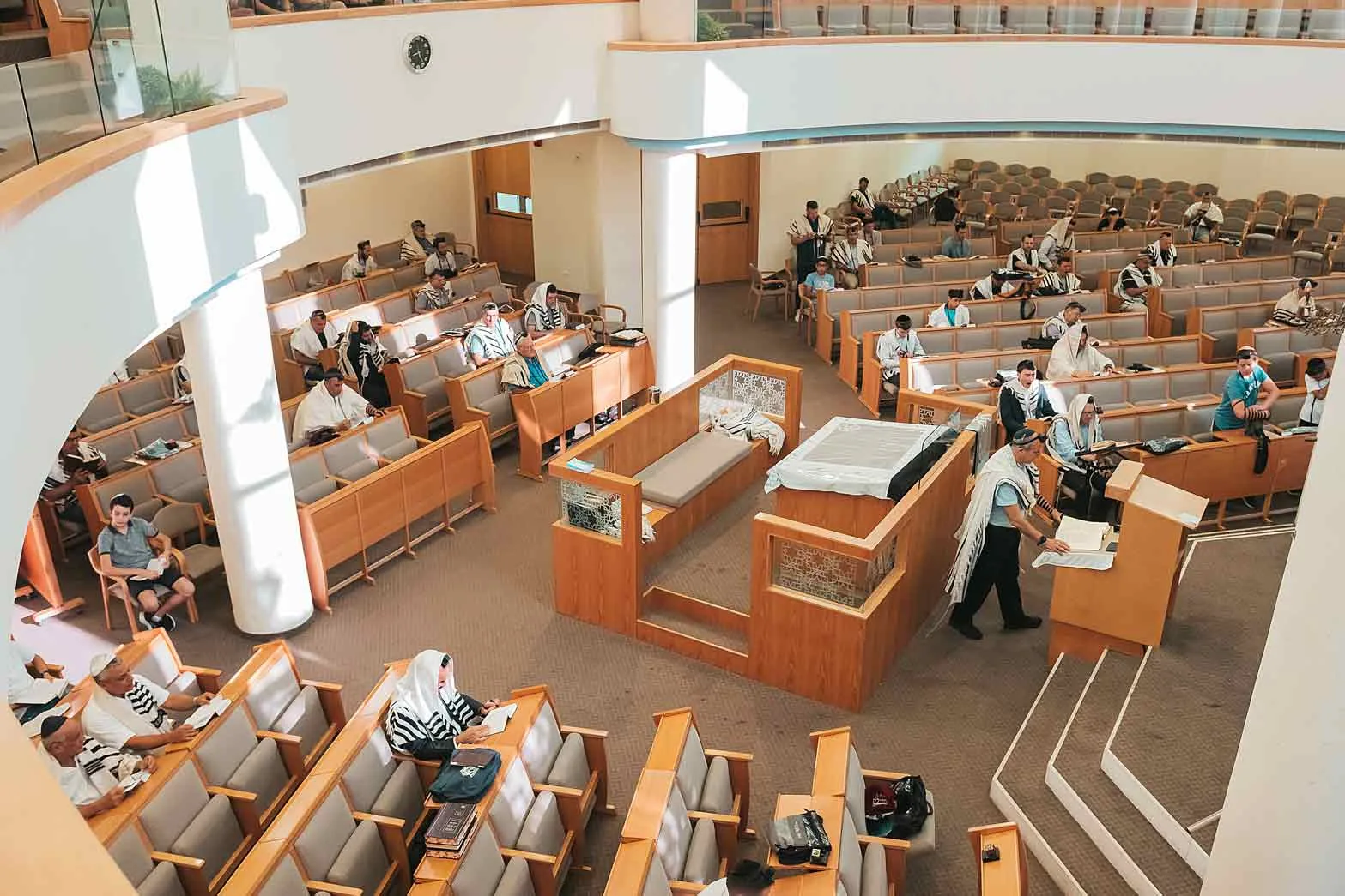 עלייה לתורה בבית כנסת ובמסעדה — טקס עלייה לתורה ומשפחה בבית הכנסת