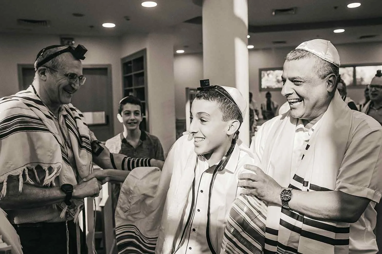 עלייה לתורה בבית כנסת ובמסעדה — טקס עלייה לתורה ומשפחה בבית הכנסת