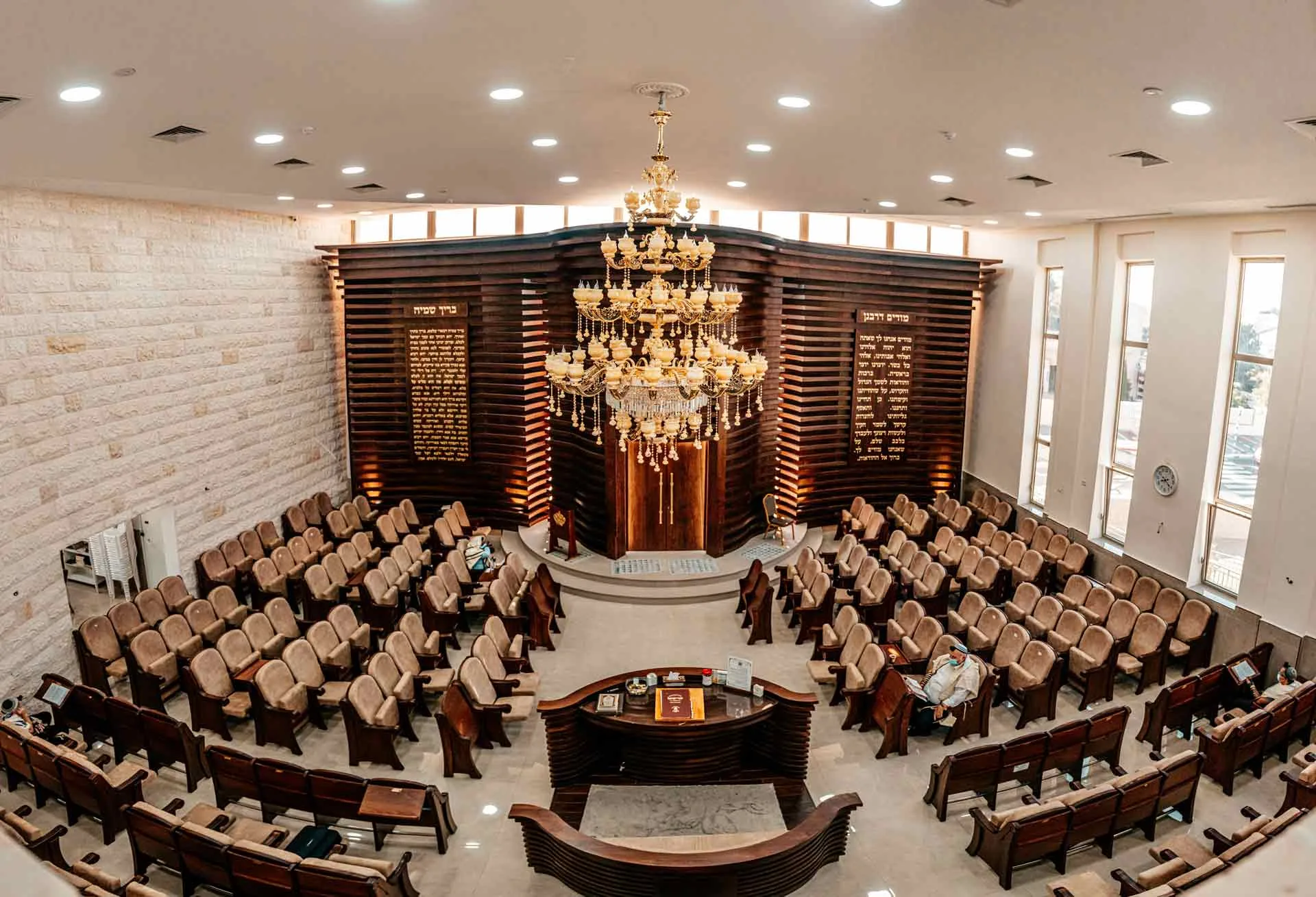 עלייה לתורה בבית כנסת ובמסעדה — טקס עלייה לתורה ומשפחה בבית הכנסת