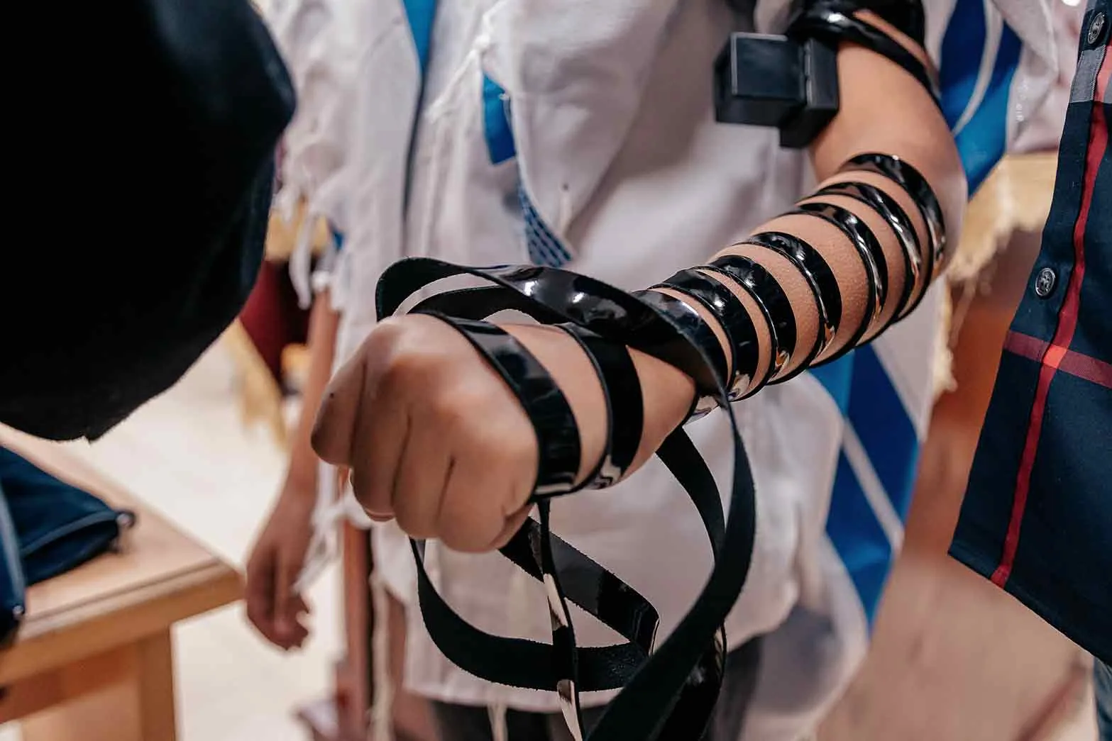 עלייה לתורה בבית כנסת ובמסעדה — טקס עלייה לתורה ומשפחה בבית הכנסת