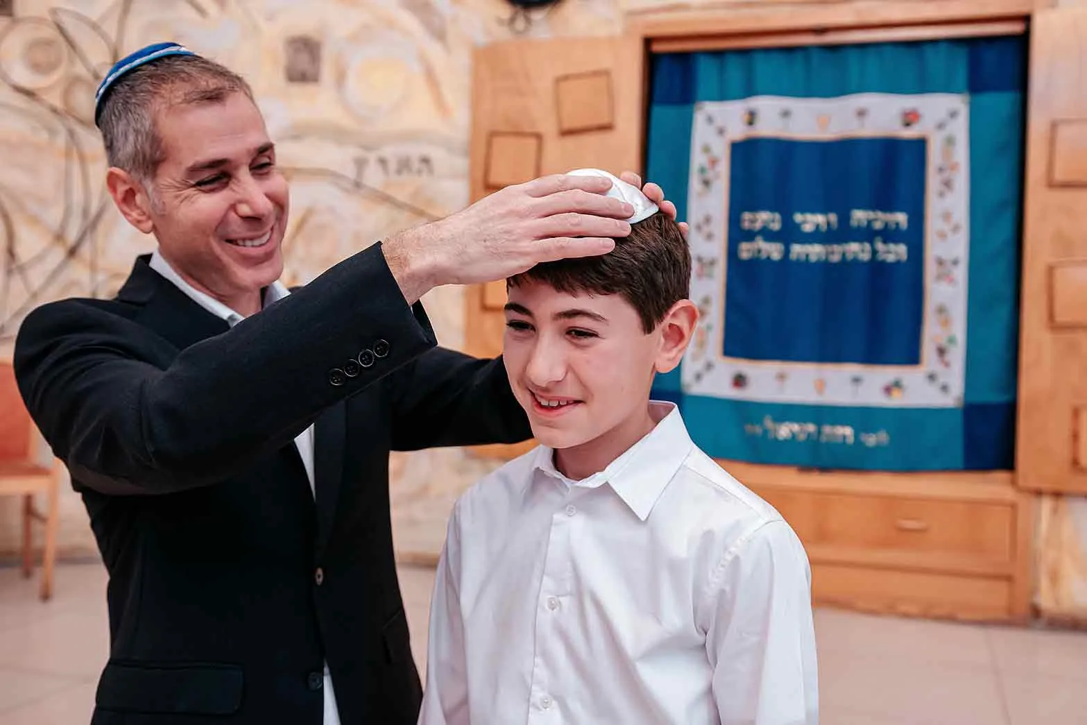 עלייה לתורה בבית כנסת ובמסעדה — טקס עלייה לתורה ומשפחה בבית הכנסת