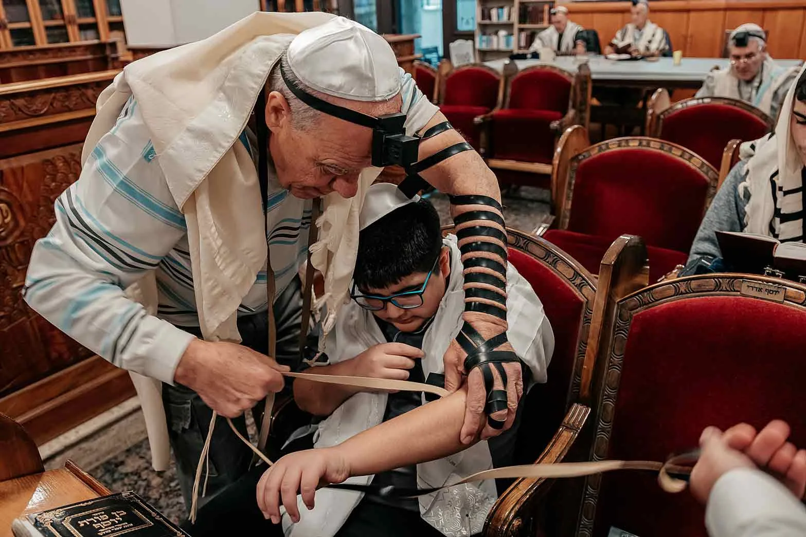 עלייה לתורה בבית כנסת ובמסעדה — טקס עלייה לתורה ומשפחה בבית הכנסת