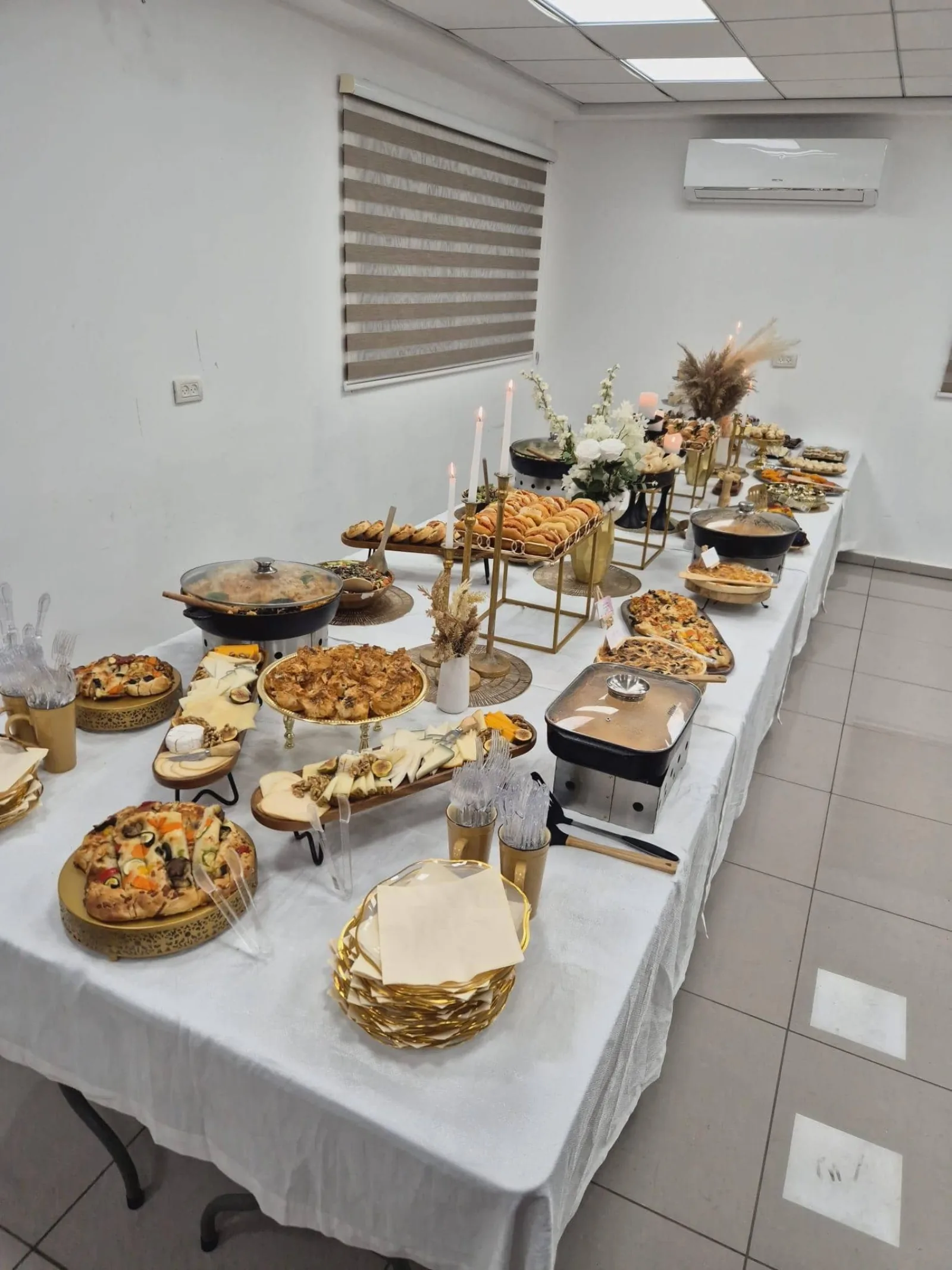 קייטרינג לאירועים — מזנון קייטרינג עם מנות, מאפים וקינוחים